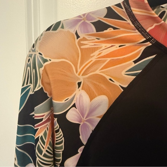 Hurley Women's Long Sleeve Surf Shirt Tee Rashguard With UPF 50+ Sun Protection - Picture 8 of 9